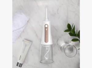 Cum să vă curățați dinții acasă